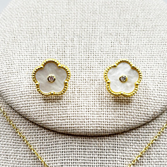 NWOT 18k GP stainless steel aqua colored clover set, necklace is adjus to 18” - Picture 3 of 16